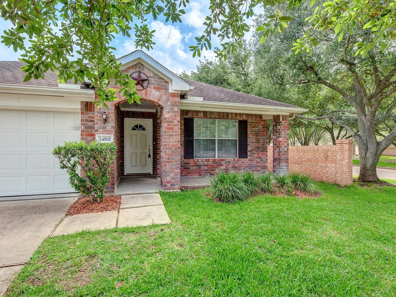 4 bed, 2.0 bath, 1962 sqft, $2,375 — Photo 4