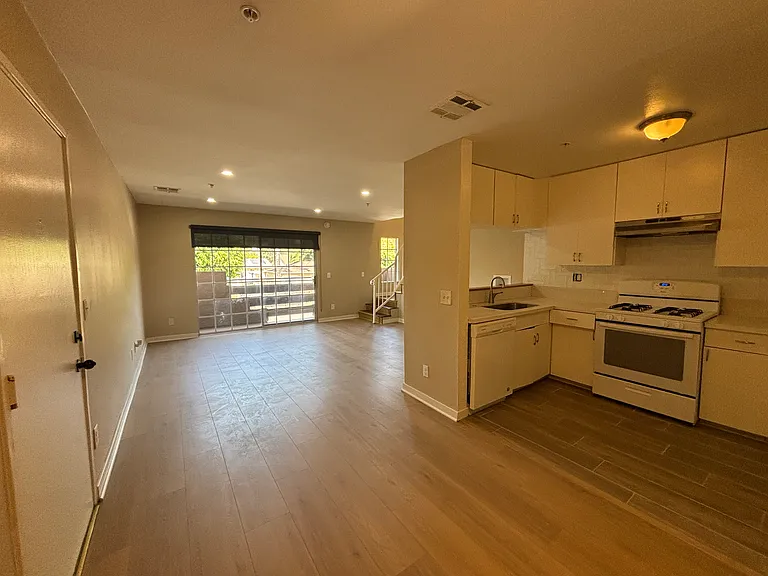 6924 Vesper Ave — Photo 1