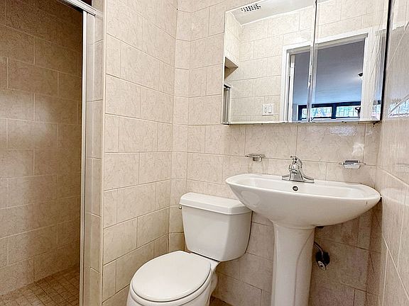 5th image of 139 E 27th St APT 1B