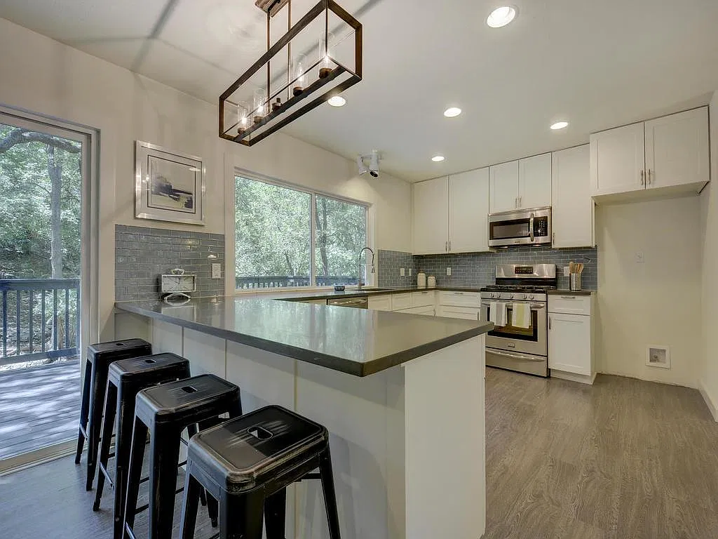 404 Westbrook Dr — Photo 2