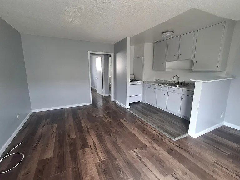 3933-3943 La Rica Avenue — Photo 26