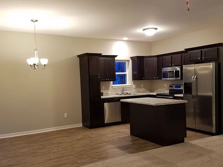 2033 Mackinaw Dr — Photo 5
