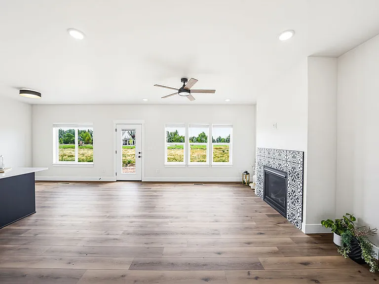 485 E River Ln — Photo 8