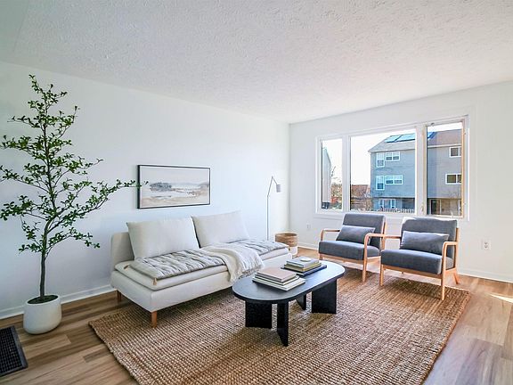 4th image of 36 Regal Rd