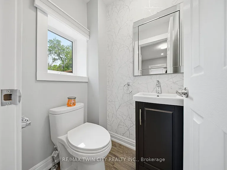 76 N Grey St E — Photo 15