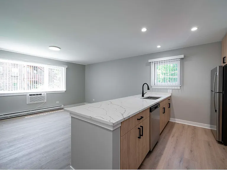 312 N Austin Blvd #4W — Photo 3