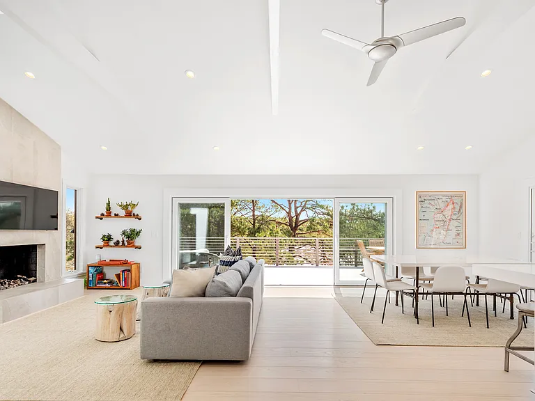 6 Castle Ct — Photo 1