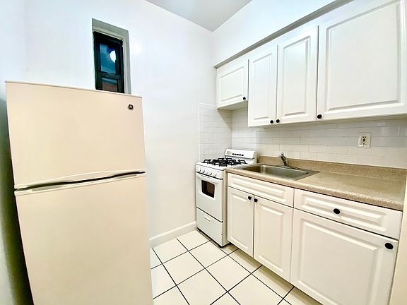 4th image of 415 E 83rd St #3C