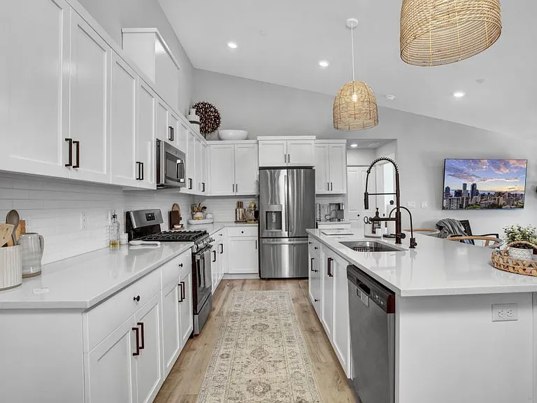 16625 SW Botany Bay Ln — Photo 2