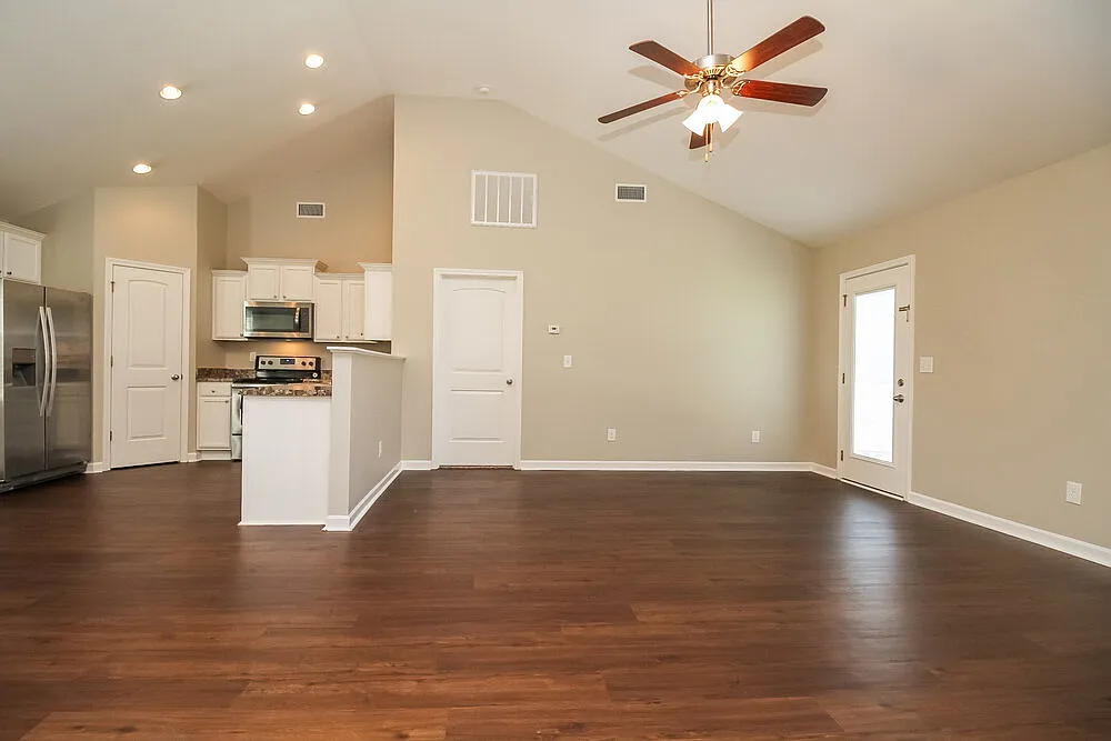 3 bed, 2.0 bath, 1288 sqft, $2,210 — Photo 3