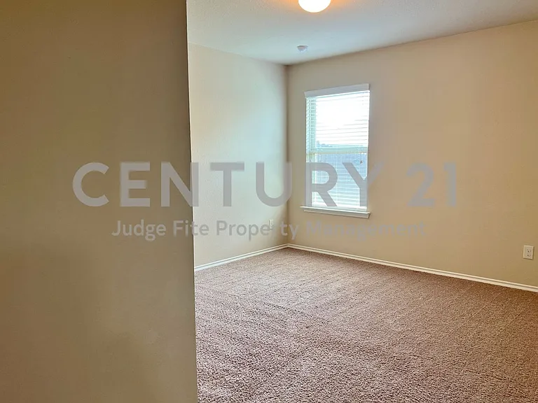 222 Thoroughbred St — Photo 7