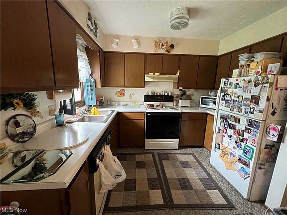 4th image of 303-305 Chapel Square Cir