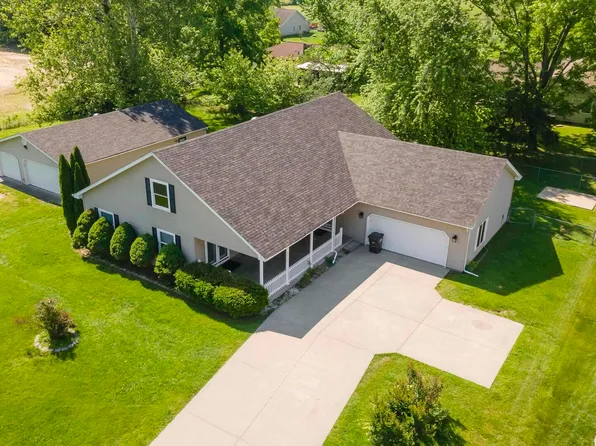 1421 E Lakeland Ln, Carbondale, IL 62902