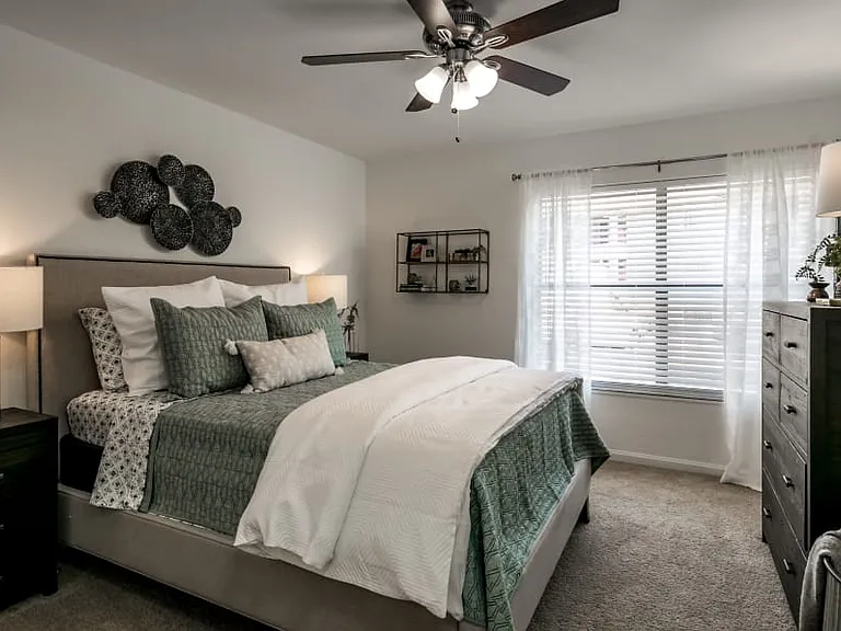 Pinnacle Pointe Apartments — Photo 8