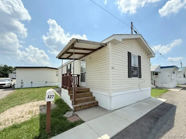 22600 Middlebelt Rd Trailer A27, Farmington, MI 48336