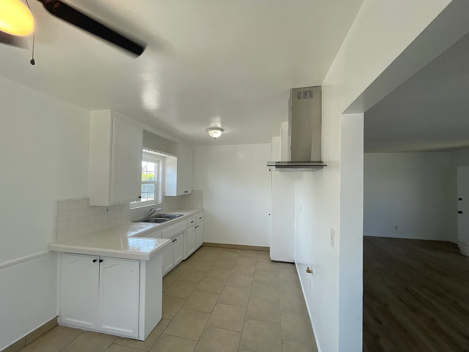 3 bed, 950 sqft, $2,850 — Photo 3