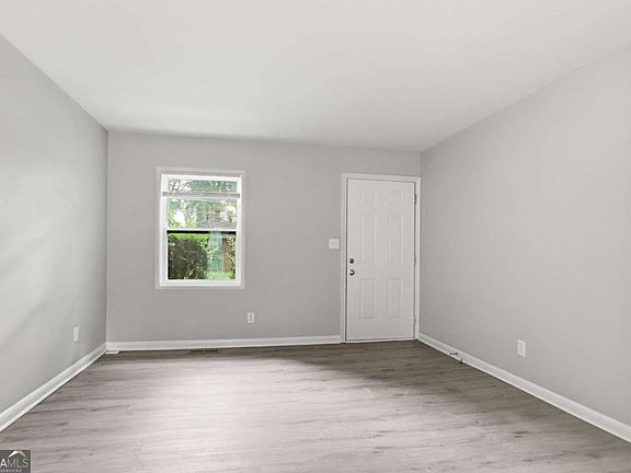 4th image of 341 Roxbury Dr