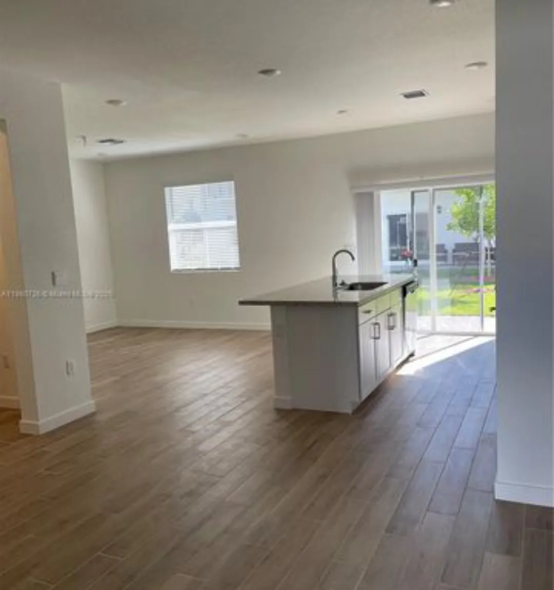 3 bed, 2.5 bath, 1628 sqft, $3,200 — Photo 4