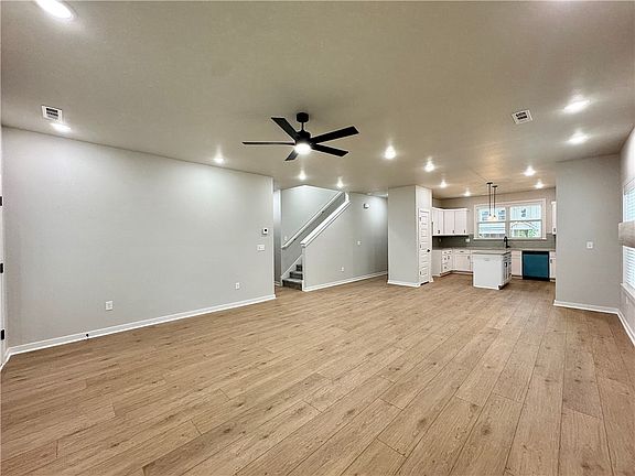 4th image of 6001 SW Chiefs St