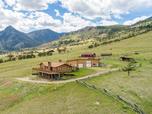 洋書 Mountain Houses Mountain Home Built by Combining and