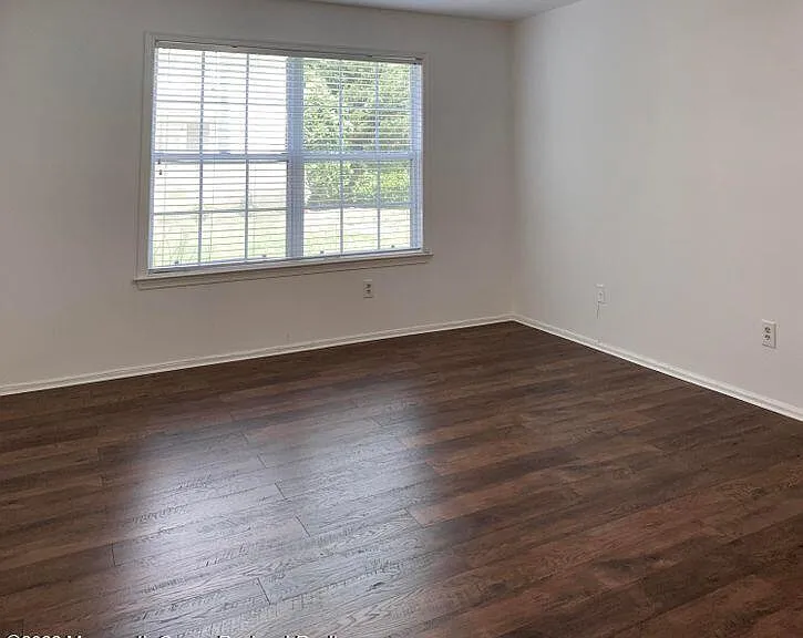 407 Hampton Ct — Photo 6