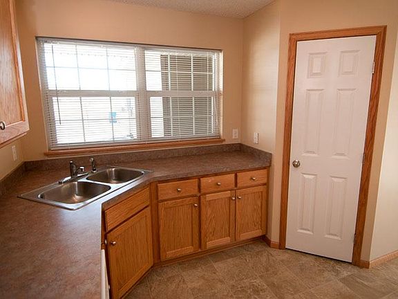 4th image of 824 Fairfield Pl