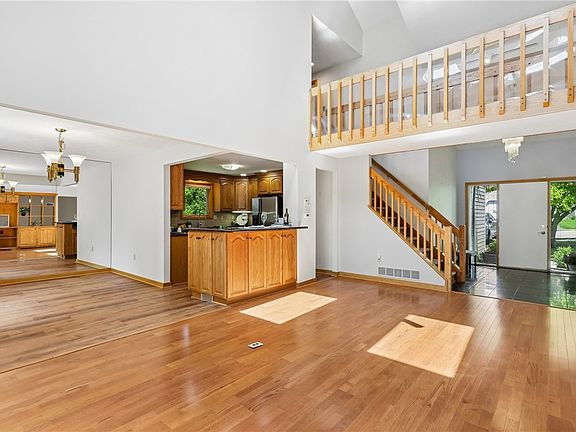 5th image of 2621 Hunters Point Dr