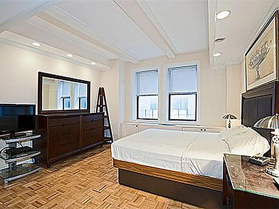 4th image of 150 W 51st St APT 1627