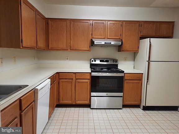 3rd image of 13903 Highstream Pl #805
