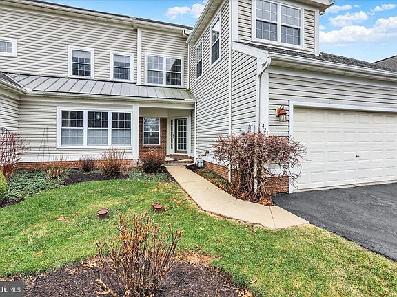 2nd image of 424 Oak Hill Ln