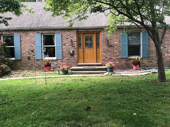 820 Oxford Dr, Chatham, IL 62629