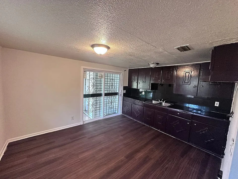 2017 Ella St