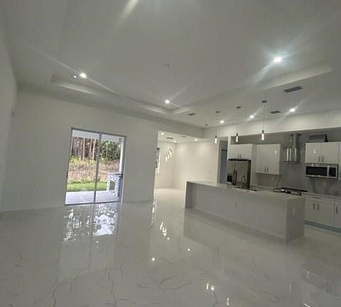 3rd image of 1120 Desoto BLVD S