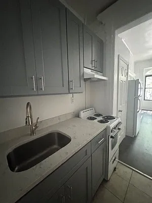 Rented by Perry Associates NYC Inc | media 14