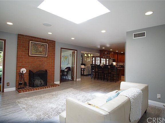 4th image of 22660 Cohasset St
