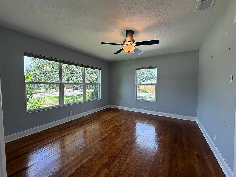 2555 W Kings Hwy — Photo 4