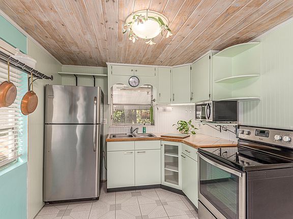 5th image of 985 NE Banyan Tree Dr #0