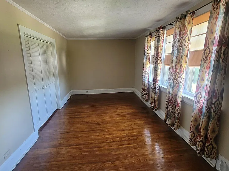 Front bedroom Or Home Office.