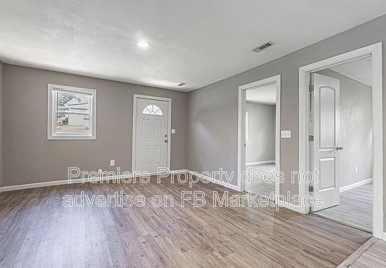 912 E Frederick St — Photo 7