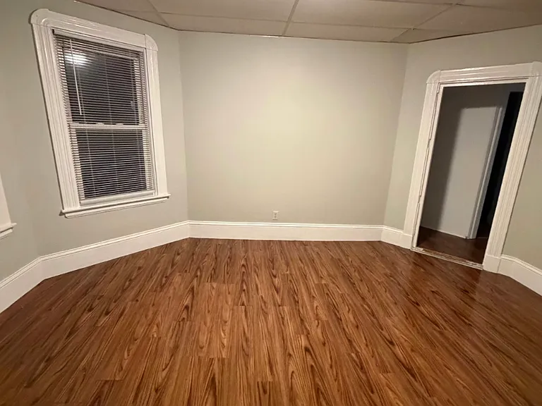 75 Crapo St New Bedford Spacious 3 Bedroom / 1 Bath New Appliances, Near the Beach! — Photo 20