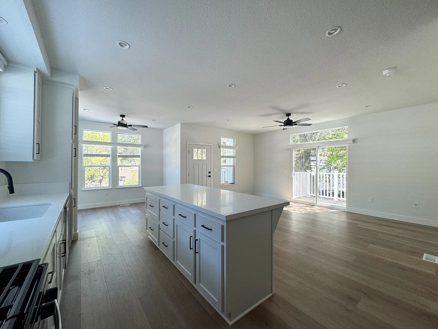 3 bed, 1440 sqft, $4,200 — Photo 4