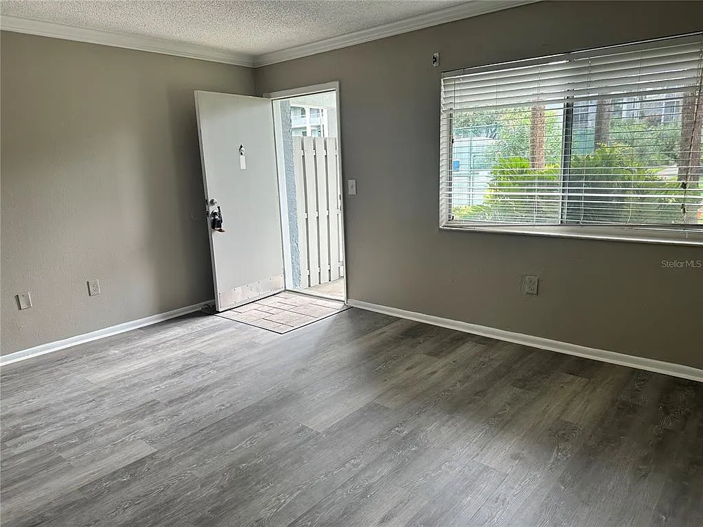 1 bed, 1.0 bath, 496 sqft, $1,200 — Photo 3