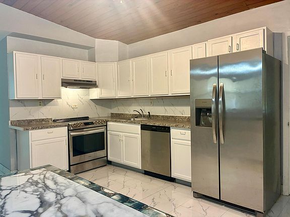 4th image of 3630 SW 46th Avenue