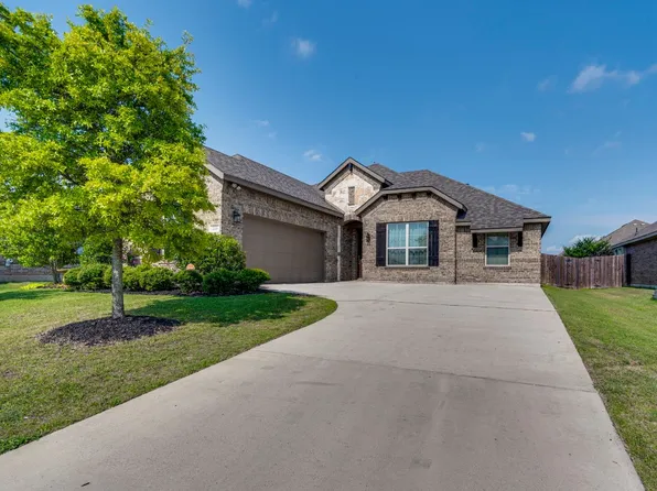 215 Cambridge St, Waxahachie, TX 75165