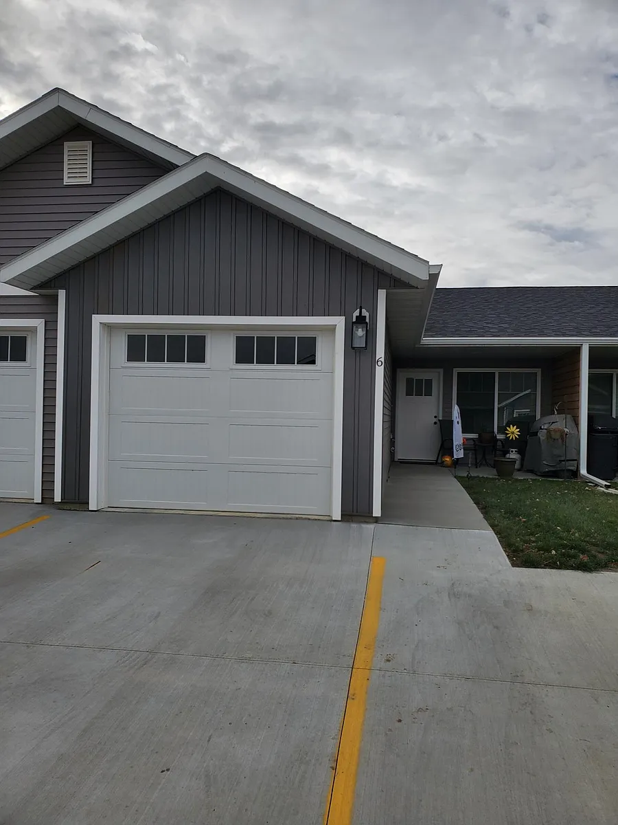 Building Photo - 900 Ruud Ln