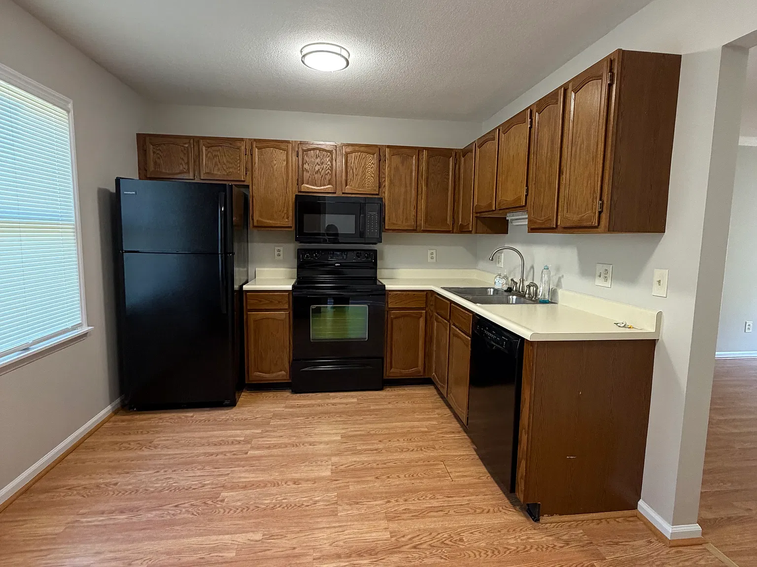 3 bed, 2.5 bath, 1320 sqft, $1,550 — Photo 4