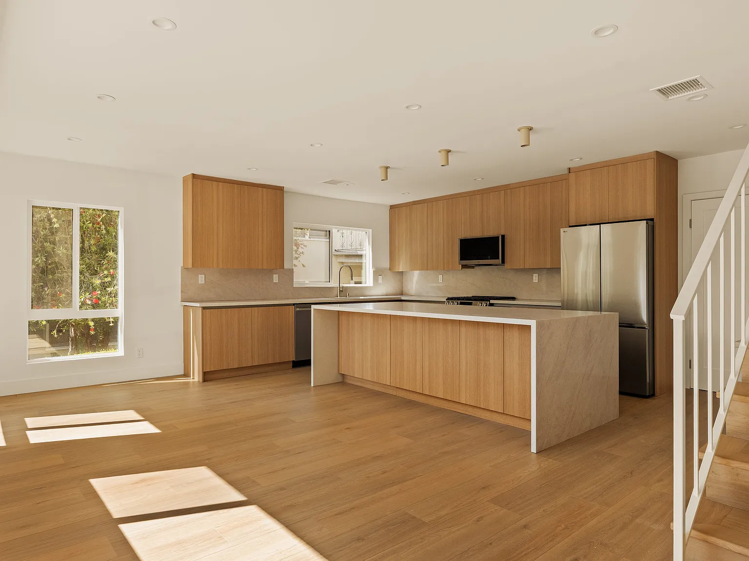 3 bed, 2.5 bath, 2100 sqft, $7,995 — Photo 3
