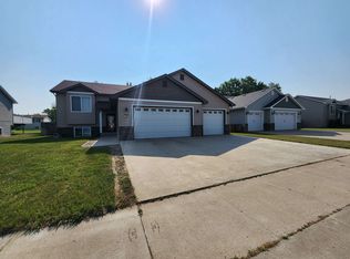 1808 27th St NW, Minot, ND 58703