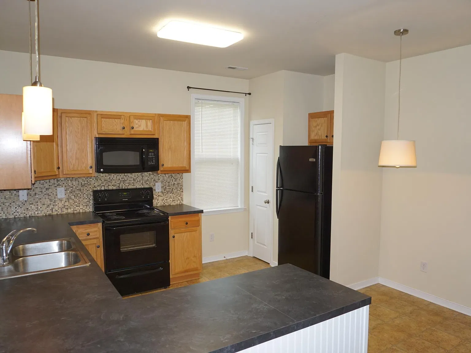 3 bed, 1200 sqft, $2,150 — Photo 2