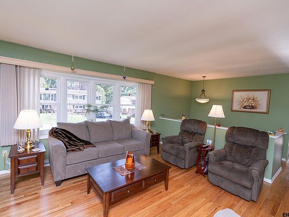 2nd image of 9 Apple Blossom Ln